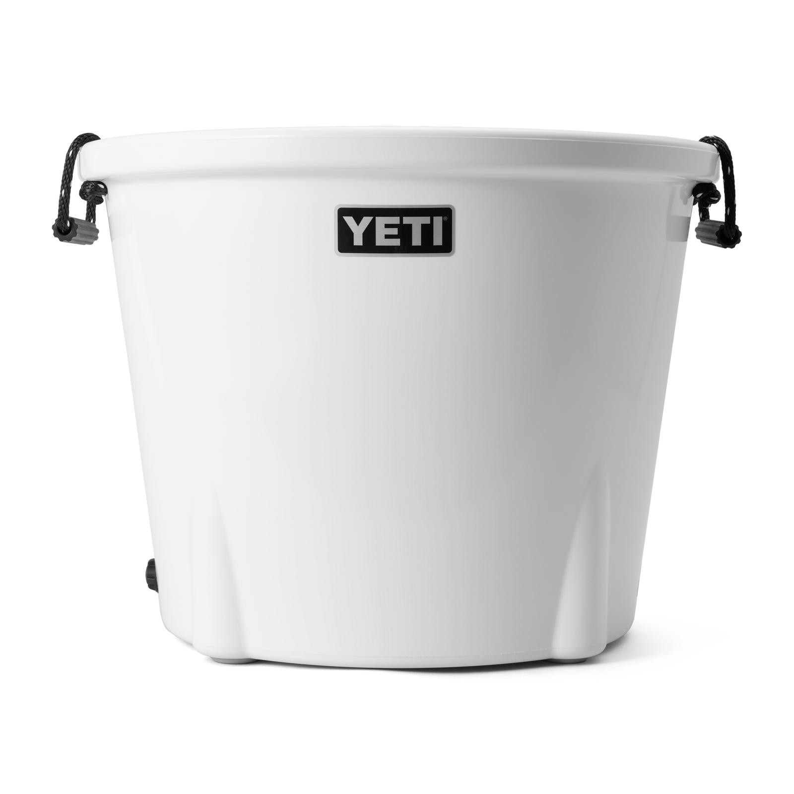 Der YETI® Tank 85 Insulated Ice Bucket in Weiß hat ein schwarzes YETI-Logo auf der Vorderseite und schwarze Seilgriffe auf beiden Seiten, die vor einem schlichten weißen Hintergrund abgebildet sind.