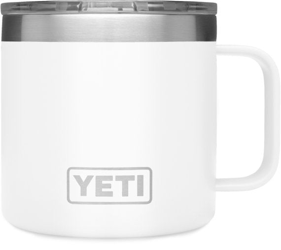 Ein YETI® Tasse Rambler 10 Oz Isolierkaffeebecher in weiß, mit durchsichtigem Kunststoffdeckel, silbernem Rand, sichtbarem Seitengriff und dem YETI-Logo auf der Vorderseite.