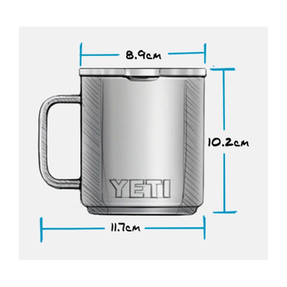 Eine Skizze des YETI® Tasse Rambler 10 Oz - White von YETI mit folgenden Maßen: 11,7 cm Breite mit Henkel, 8,9 cm Durchmesser des Bechers und 10,2 cm Höhe. Mit Henkel und YETI-Schriftzug auf der Vorderseite.