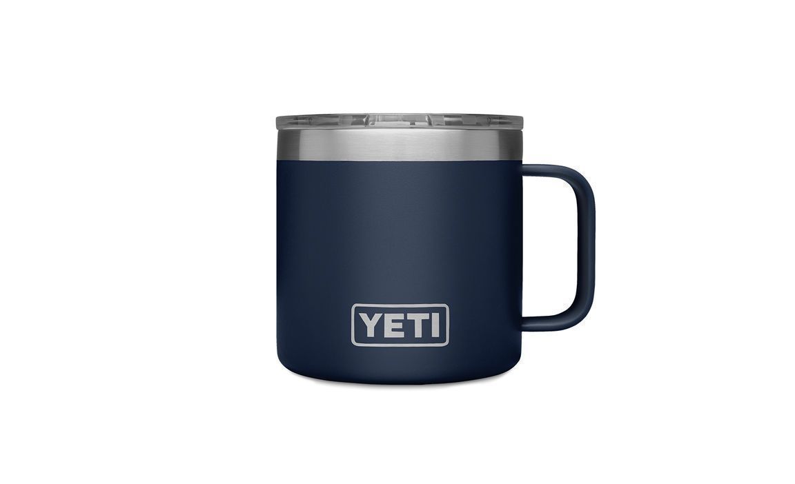 Die YETI® Tasse Rambler 14 Oz in Navy von YETI verfügt über einen Griff, einen Edelstahlrand, eine doppelwandige Vakuumisolierung und einen durchsichtigen Deckel, abgebildet auf einem schlichten weißen Hintergrund.