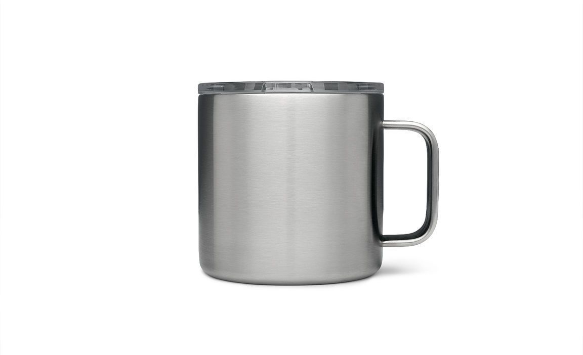 Die YETI® Tasse Rambler 14 Oz aus Edelstahl mit Henkel und transparentem Deckel sowie doppelwandiger Vakuumisolierung der Marke YETI wird auf weißem Hintergrund präsentiert.