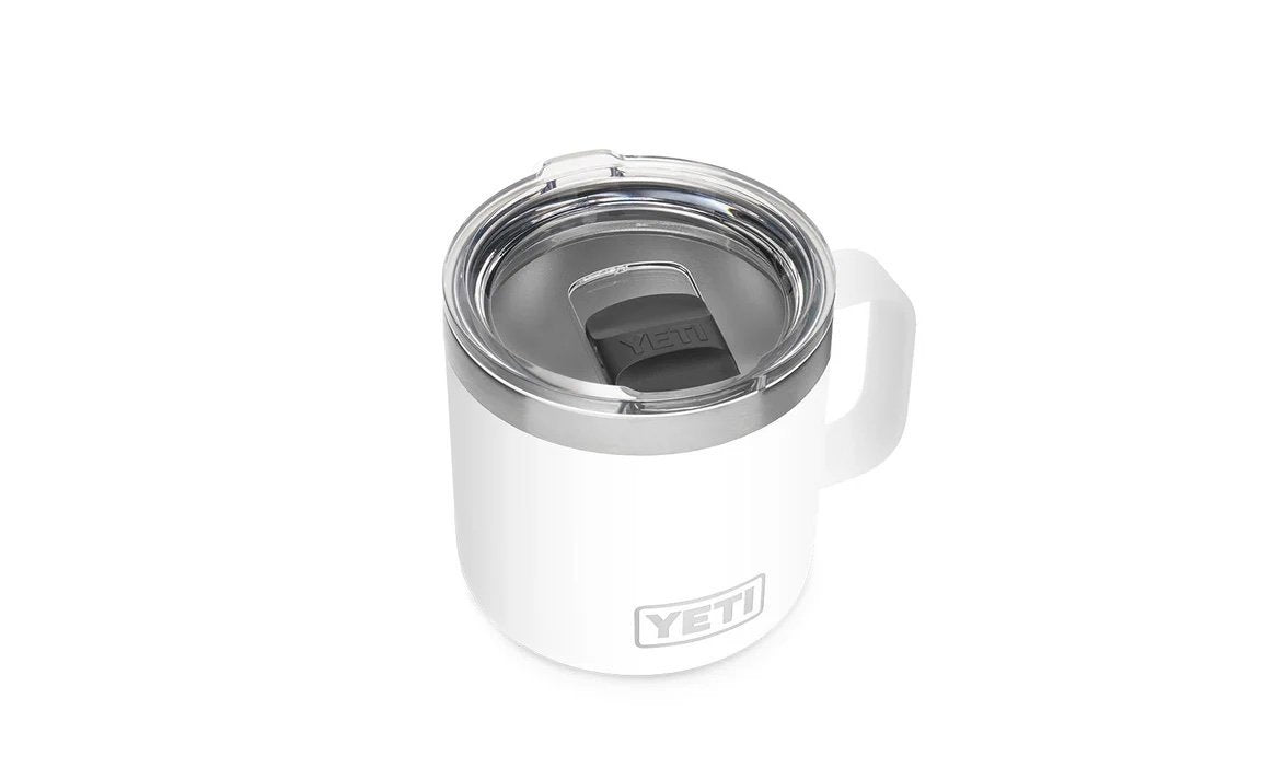 Die YETI® Tasse Rambler 14 Oz - White mit Henkel und klarem Kunststoffdeckel mit schwarzem Schiebeverschluss ist die ideale vakuumisolierte Tasse von YETI für Camping oder unterwegs, präsentiert auf weißem Hintergrund.