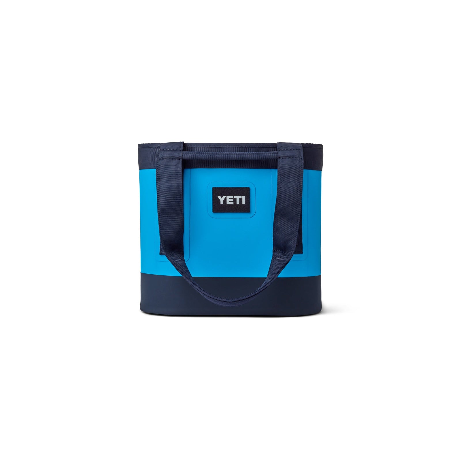 Die YETI® Tragetasche Camino® Carryall 20 in Big Wave Blue verfügt über zwei dunkelblaue Schultergurte und einen rechteckigen YETI-Logoaufnäher auf der Vorderseite, der sich von einem weißen Hintergrund abhebt.