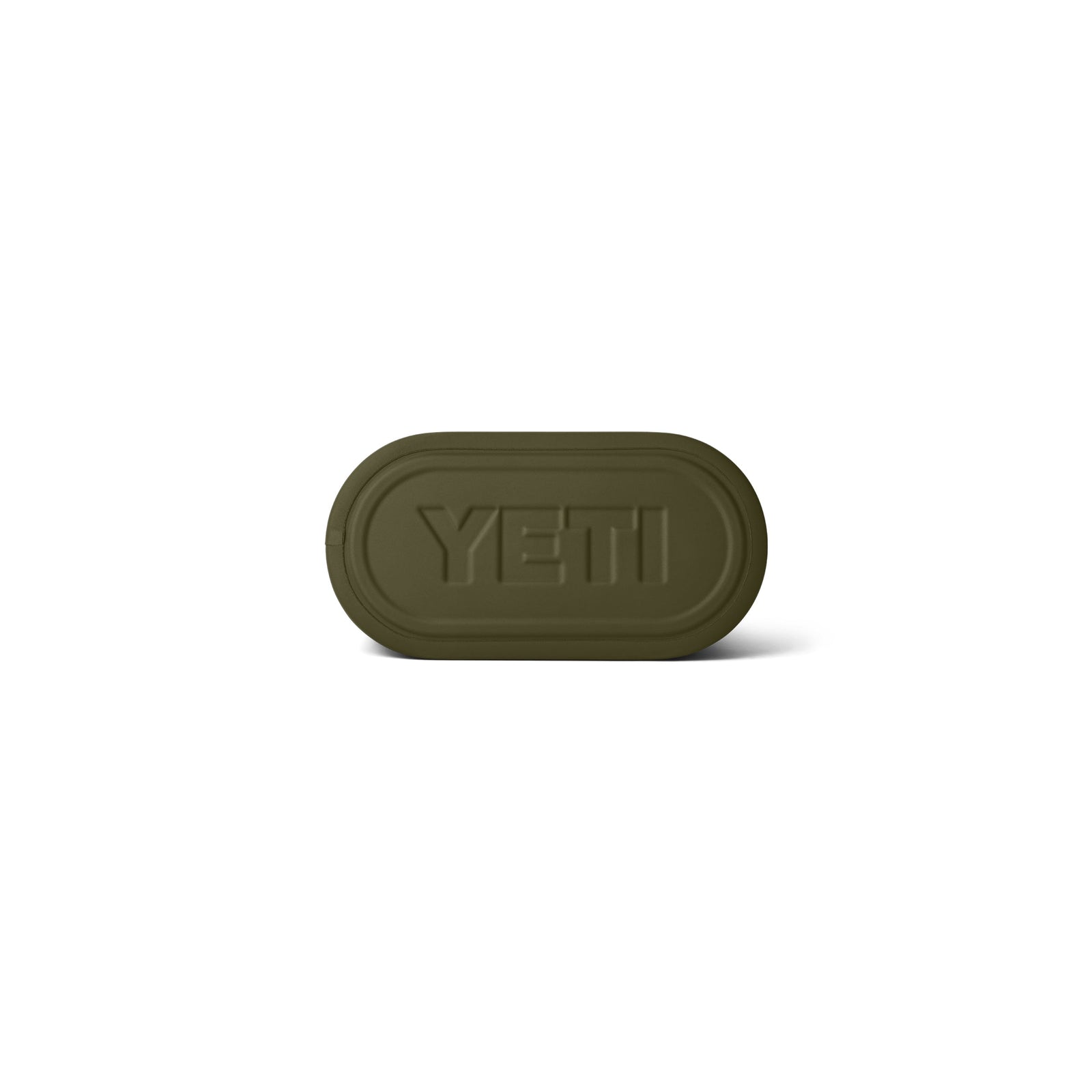 Ein grünes, ovales Objekt mit YETI-Prägung, wahrscheinlich von der YETI® Tragetasche Camino® Carryall 20 - Olive von YETI, ist auf einem einfarbig weißen Hintergrund zentriert.