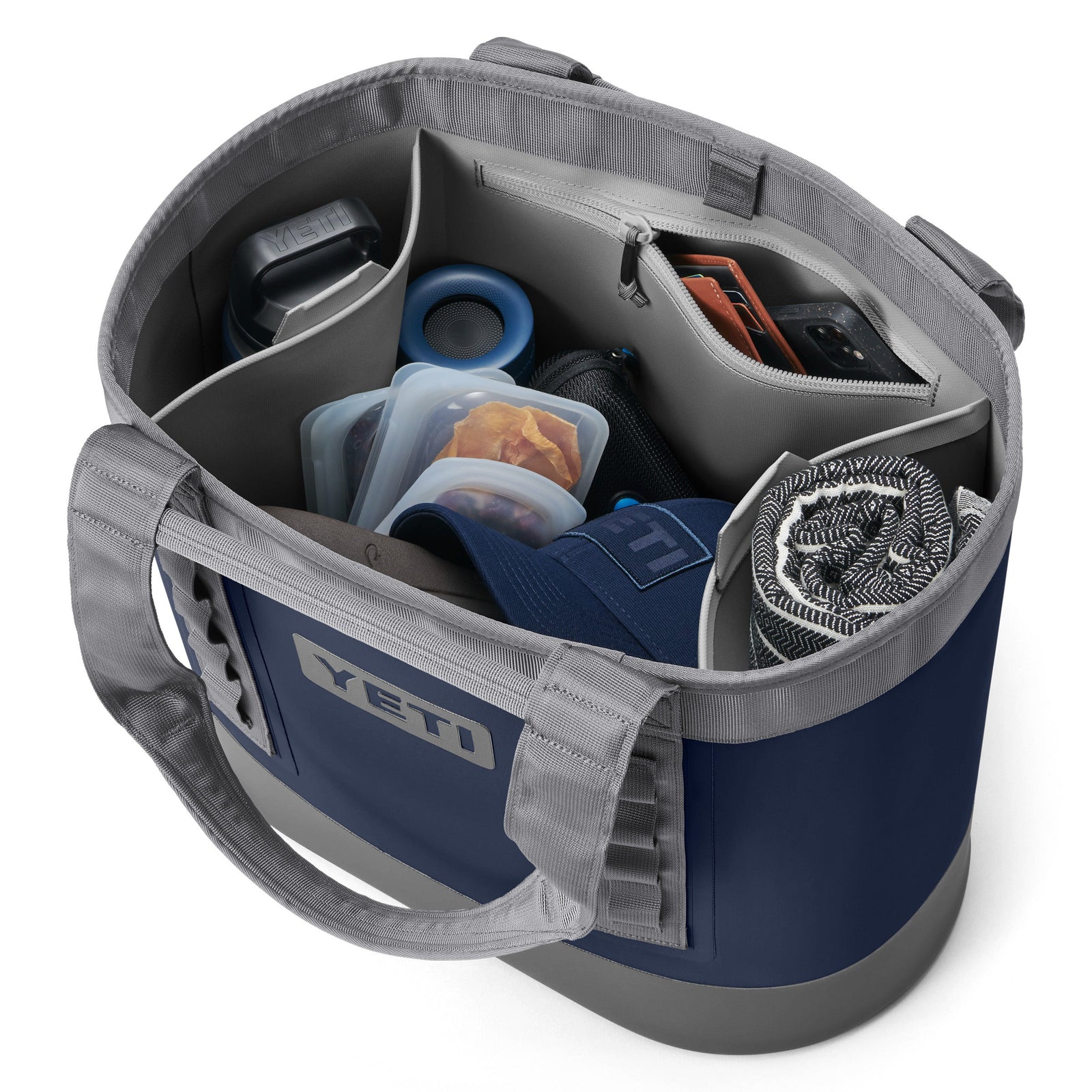 Die YETI® Tragetasche Camino® Carryall 35 - Navy ist eine robuste Allzwecktasche mit mehreren Fächern, bietet Platz für Trinkflasche, Vesperboxen, Mütze, Handtuch oder Decke, Sonnenbrille und Handy. Perfekt wasserdicht für jedes Abenteuer.
