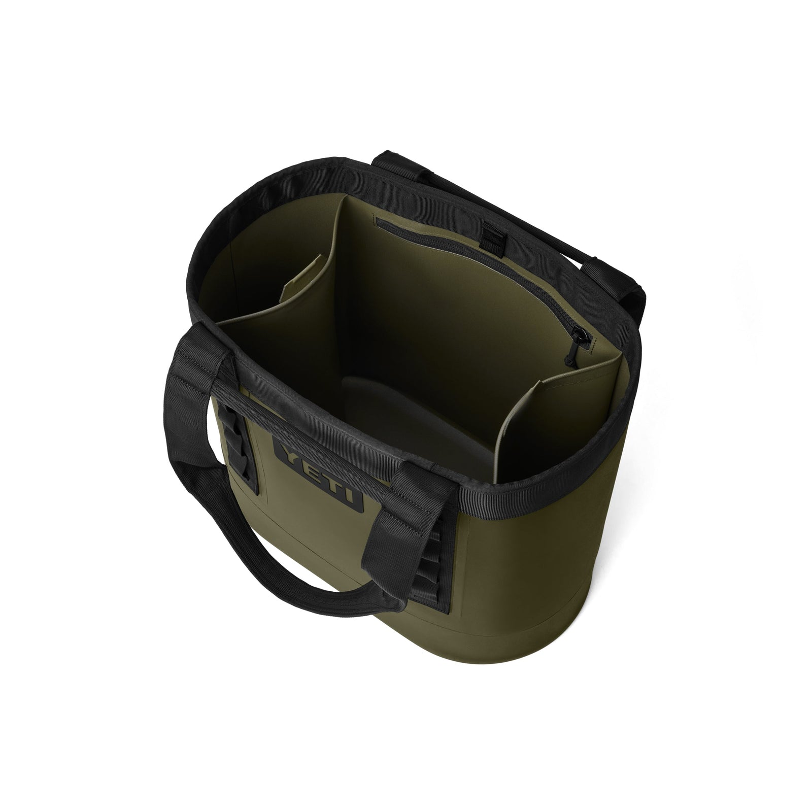 Eine olivgrüne YETI® Tragetasche Camino® Carryall 35 von YETI mit einem geräumigen offenen Hauptfach, Seitentaschen und stabilen Griffen, von oben gesehen auf weißem Hintergrund.