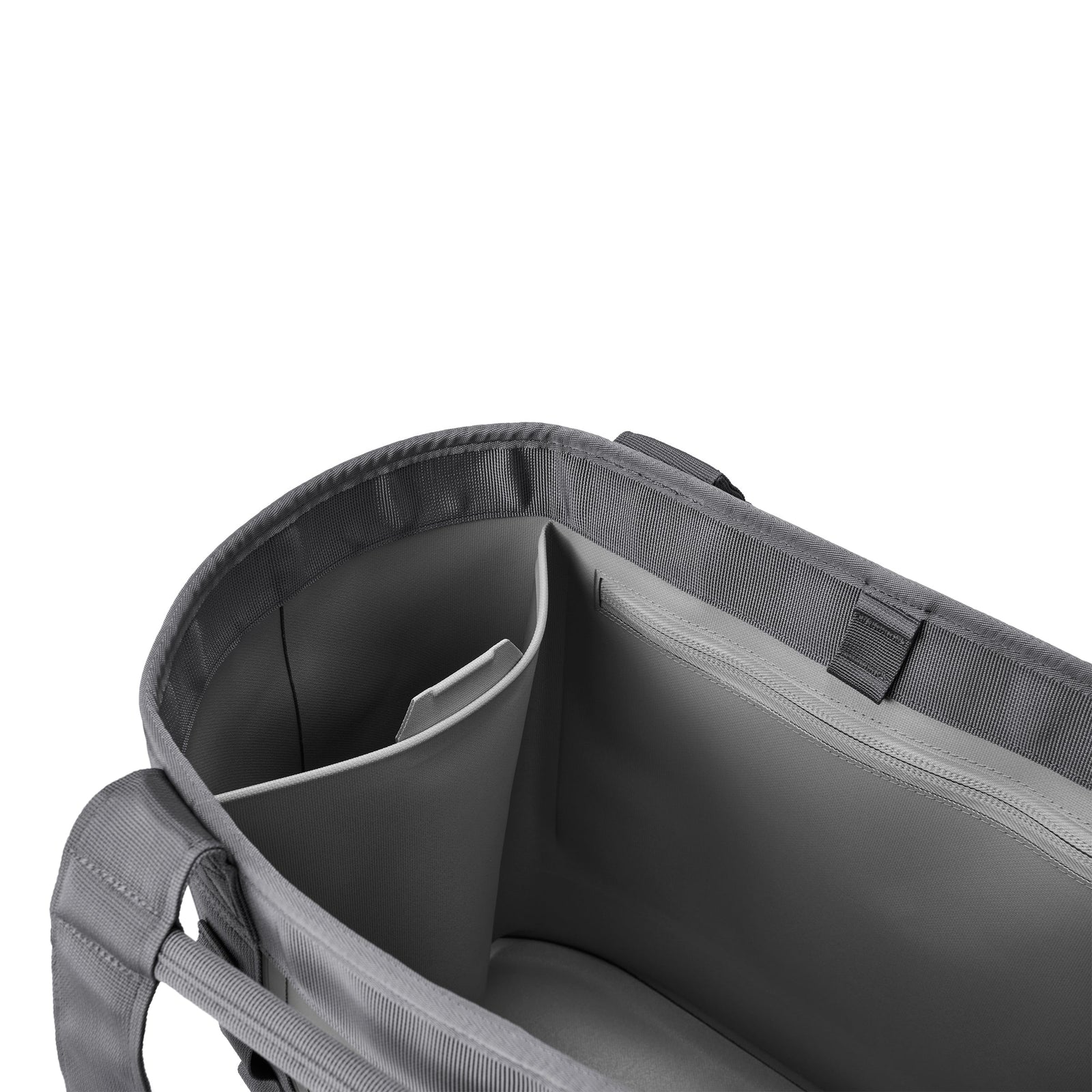 Die YETI® Tragetasche Camino® Carryall 35 in Storm Grey verfügt über einen strukturierten Innenraum mit mehreren Fächern und verstärkten Griffen, hier in der Ansicht von oben auf weißem Hintergrund.
