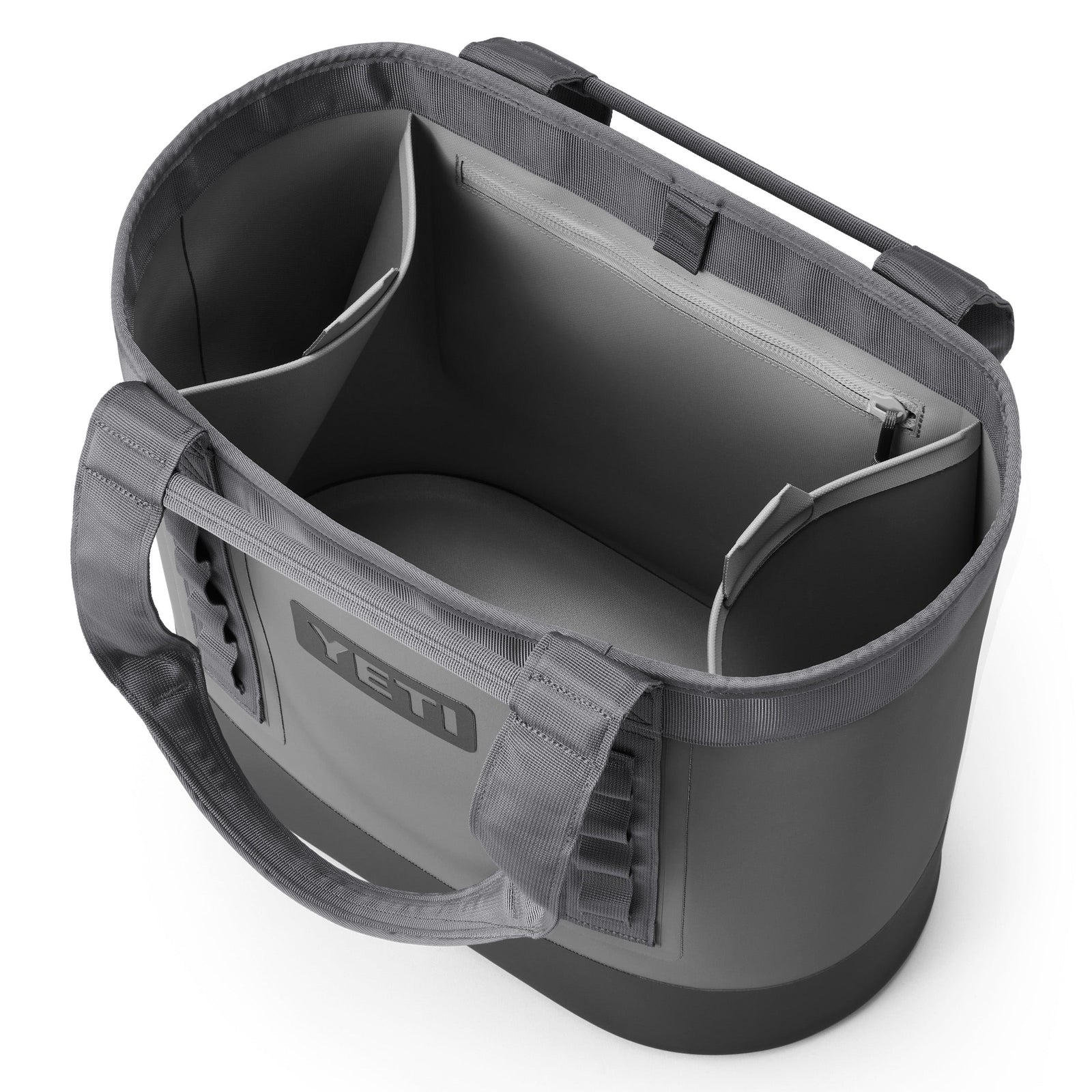 Eine Draufsicht auf die YETI® Tragetasche Camino® Carryall 35 - Storm Grey zeigt die robuste Allzwecktasche mit stabilen Griffen, Seitenfächern und innenliegendem Reißverschlussfach als wasserdichte und organisierte Tragelösung.