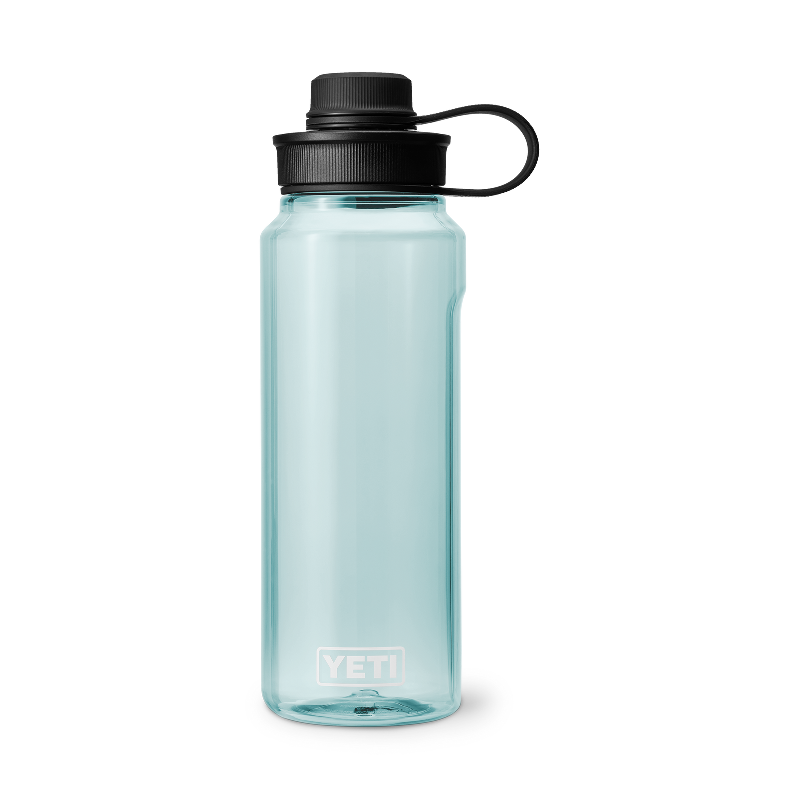Die YETI® Yonder™ 1L Wasserflasche - Seafoam, eine durchscheinende, hellblaue, BPA-freie Flasche mit schwarzem Schraubdeckel und flexibler Trageschlaufe, steht auf einem schlichten weißen Hintergrund.