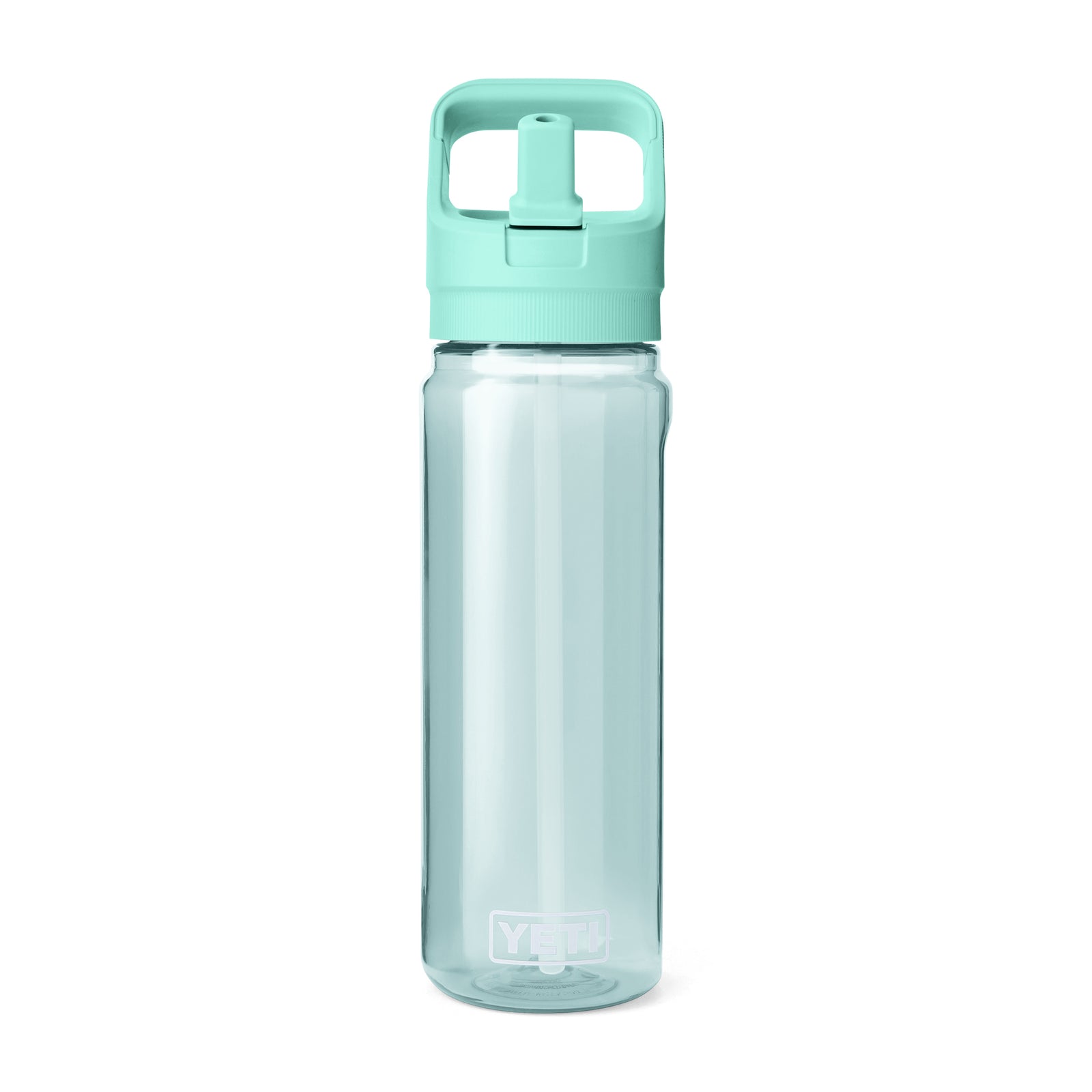 Die YETI® Yonder™ 750ml Straw Wasserflasche in Seafoam steht aufrecht auf einem weißen Hintergrund. Diese BPA-freie, klare Kunststoffflasche hat einen hellgrünen Flip-Top-Deckel, einen Tragegriff und ein YETI-Branding am Boden.