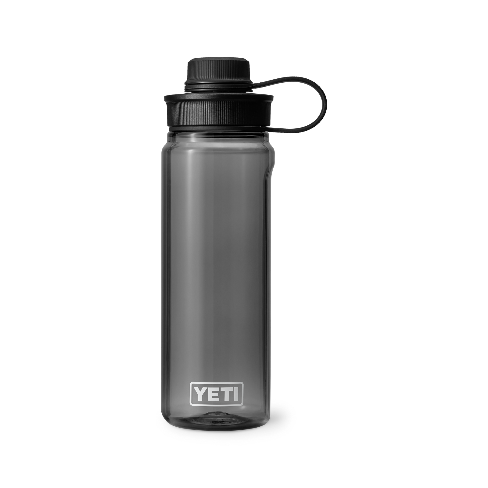 Die YETI® Yonder™ 750ml Wasserflasche in Charcoal hat ein transparentes Design, einen schwarzen Schraubdeckel, einen flexiblen Griff, BPA-freies Material und einen YETI Schriftzug am Boden. Aufrecht stehend auf weißem Hintergrund.