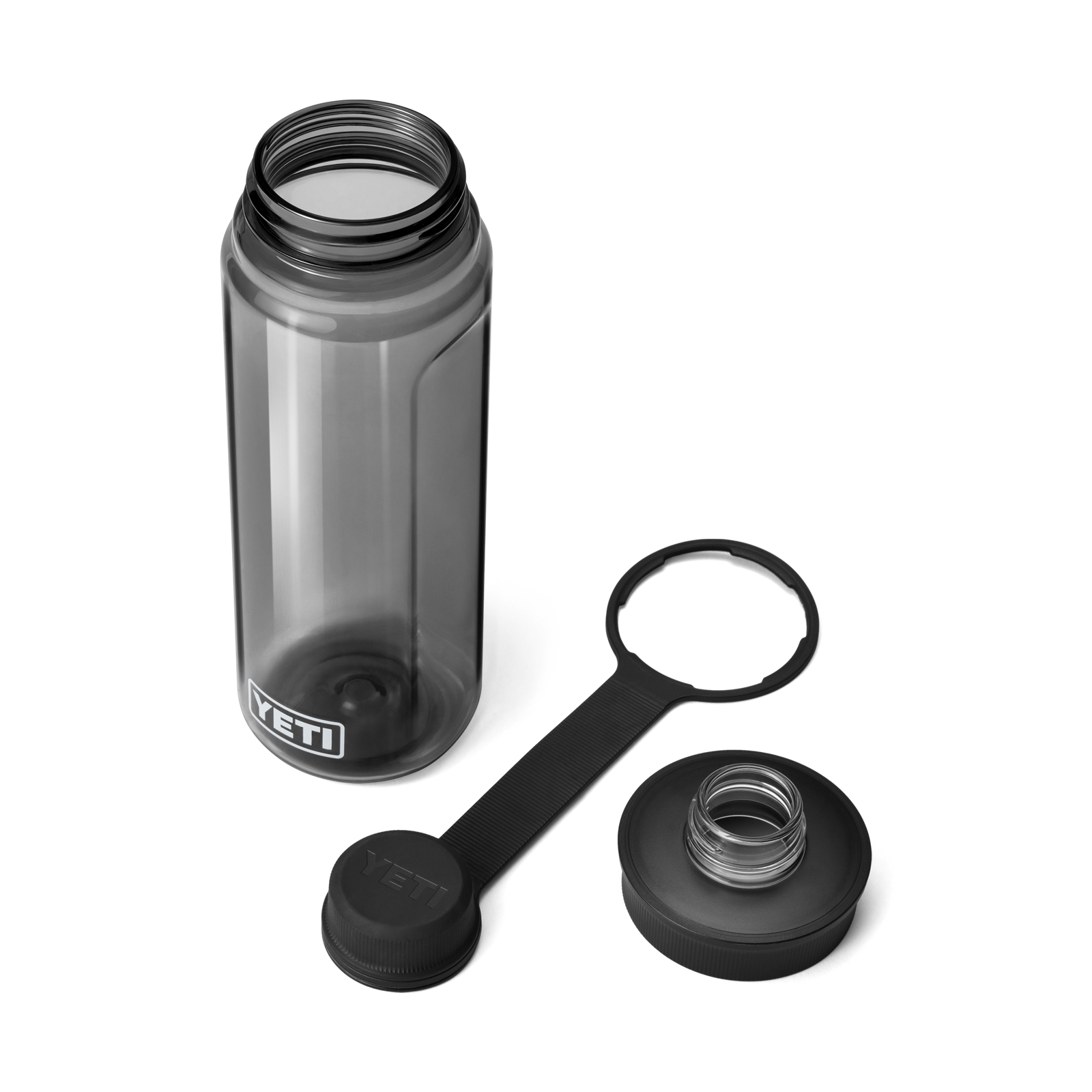 Eine YETI® Yonder™ 750ml Wasserflasche - Charcoal mit ihrem BPA-freien Deckel und Tragering liegt offen auf weißem Hintergrund, sodass die weite Öffnung der Flasche gut sichtbar ist.