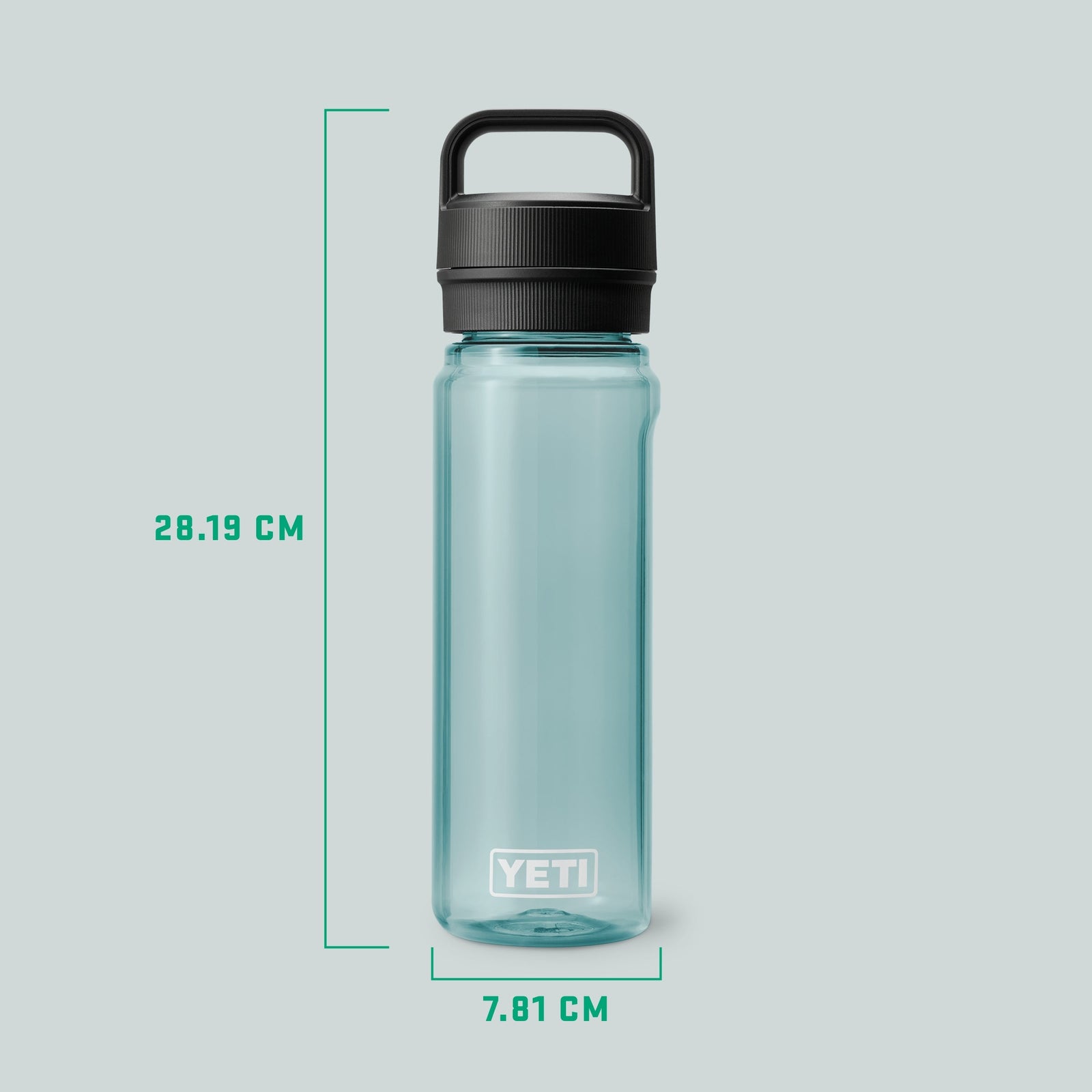 Eine YETI® Yonder™ 750ml Wasserflasche in Rescue Red mit schwarzem Deckel steht aufrecht und zeigt grüne Messlinien für ihre 28,19 cm Höhe und 7,81 cm Breite. Die auslaufsichere, BPA-freie Flasche steht vor grauem Hintergrund.