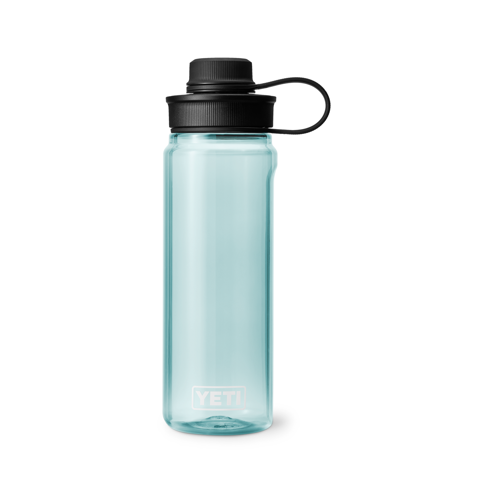 Eine transparente, meerschaumfarbene YETI® Yonder™ 750ml Wasserflasche, bruchsicher und BPA-frei, mit schwarzem Schraubdeckel und flexiblem Tragegriff, steht aufrecht vor weißem Hintergrund.