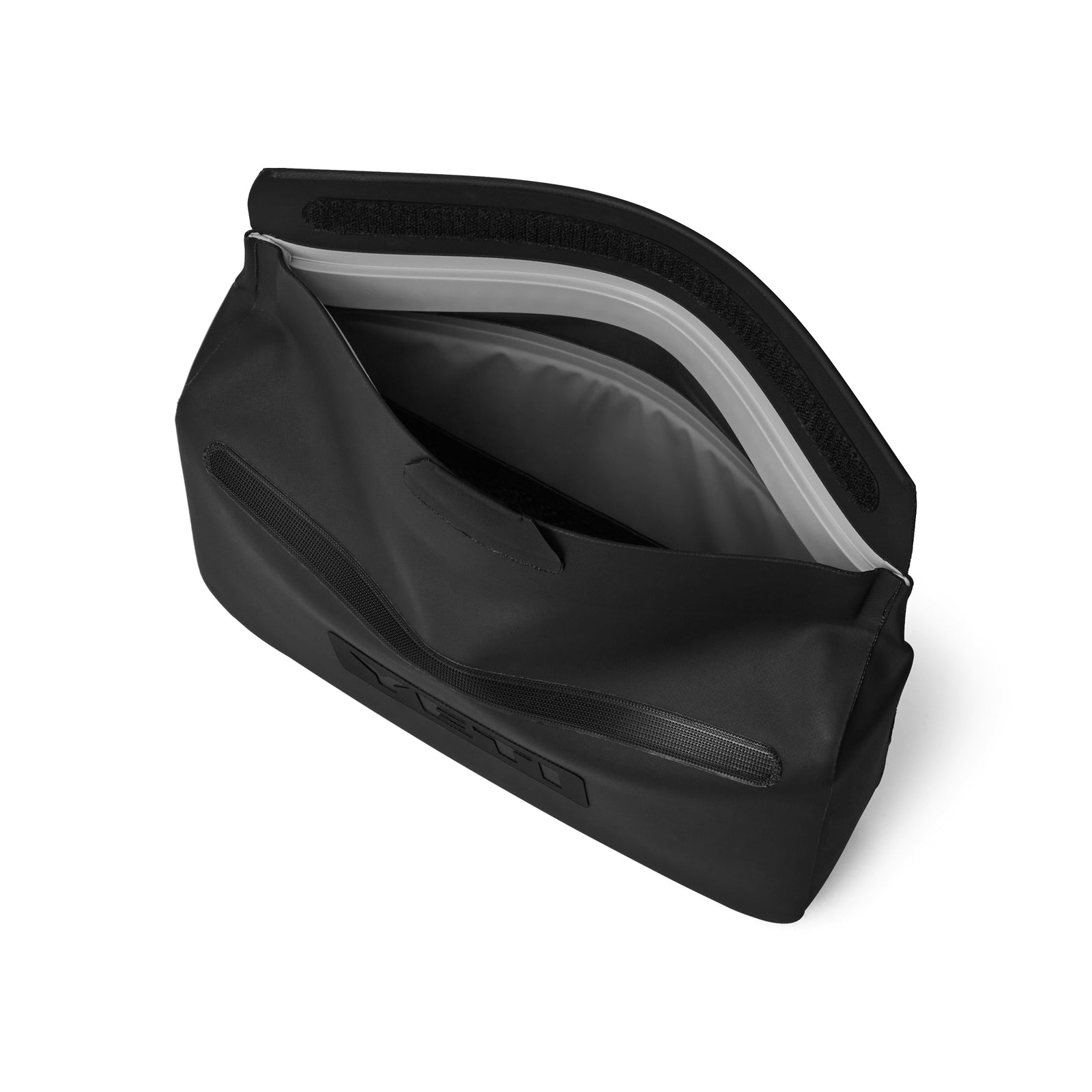 Die YETI® Zubehörtasche - Sidekick® 3L in Schwarz verfügt über eine breite Reißverschlussöffnung, einen grauen geräumigen Innenraum mit Innenfach und ein schlankes, minimalistisches Design als wasserdichte Zubehör-Tasche.