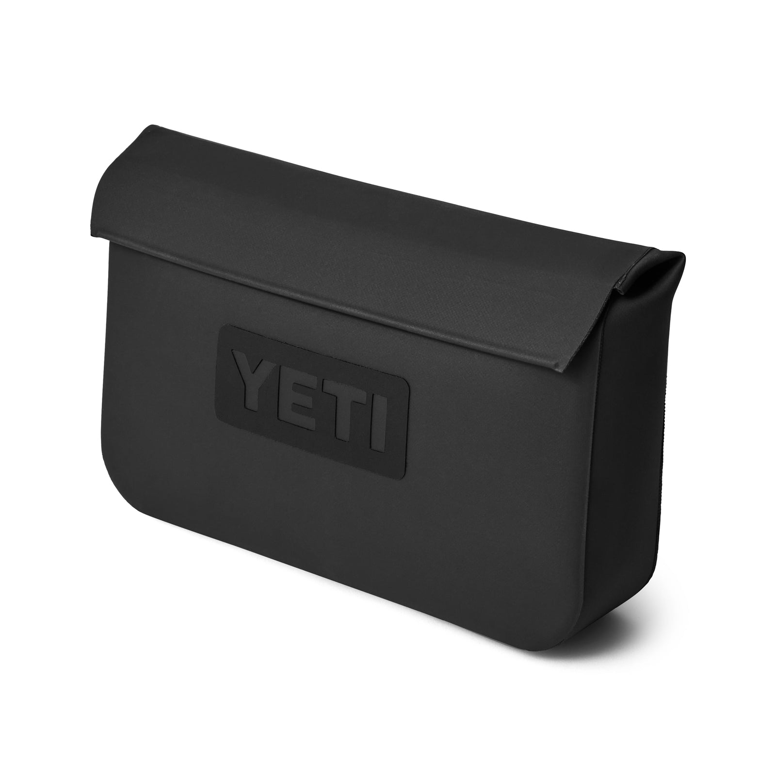 Die YETI® Zubehörtasche - Sidekick® 3L - Black ist eine schwarze, rechteckige, wasserdichte Zubehörtasche mit glatten Kanten, Überschlagverschluss, minimalistischem Design und "YETI"-Prägung auf der Vorderseite.