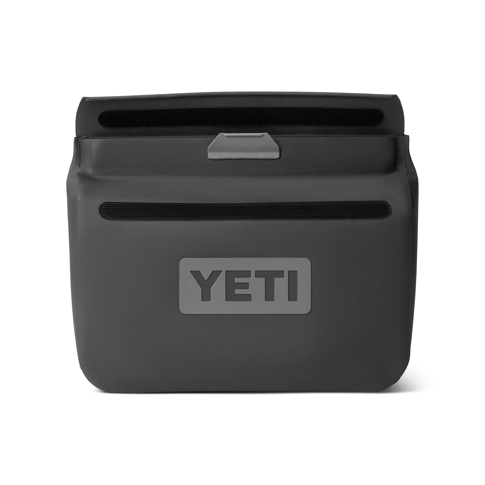 Die YETI® Sidekick® 3L Zubehörtasche in Anthrazit ist eine weiche Rolltop-Kühltasche mit Klettverschluss, grauem Griff, einer Vordertasche mit Reißverschluss für Zubehör und dem YETI-Logo auf weißem Hintergrund.