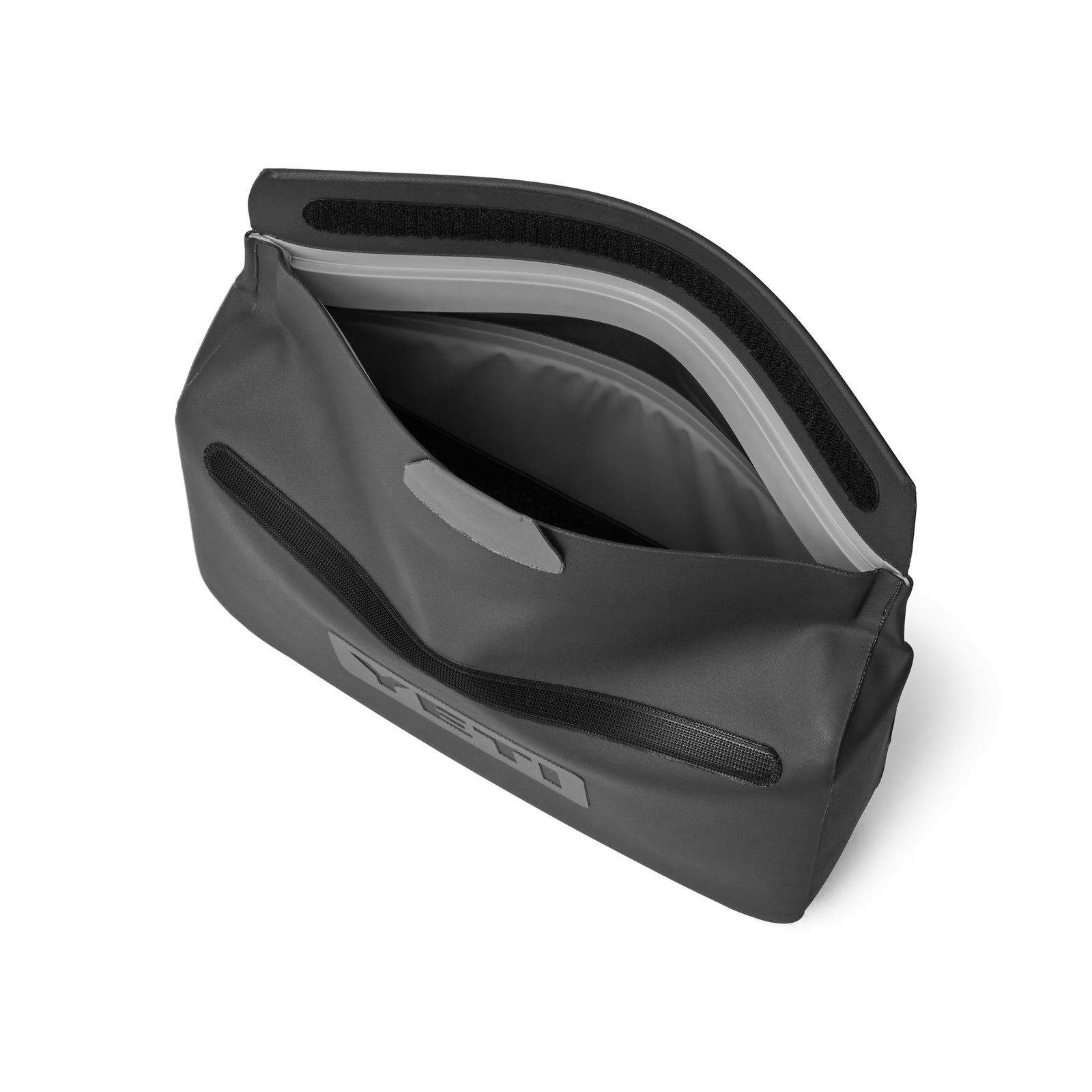 Die YETI® Zubehörtasche - Sidekick® 3L in Charcoal verfügt über ein breites Hauptfach mit Reißverschluss, eine Innentasche und einen Klettverschluss. Ihr geräumiger, wasserfester Innenraum macht sie zum idealen Trekking-Zubehör.