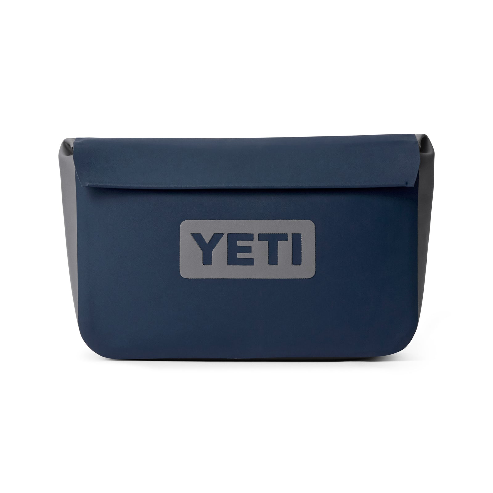 Die YETI® Zubehörtasche - Sidekick® 3L in Navy ist eine wasserdichte, rechteckige Tasche mit Flap-Verschluss und strapazierfähigem Material, mit dem YETI Logo in grau auf der Vorderseite.