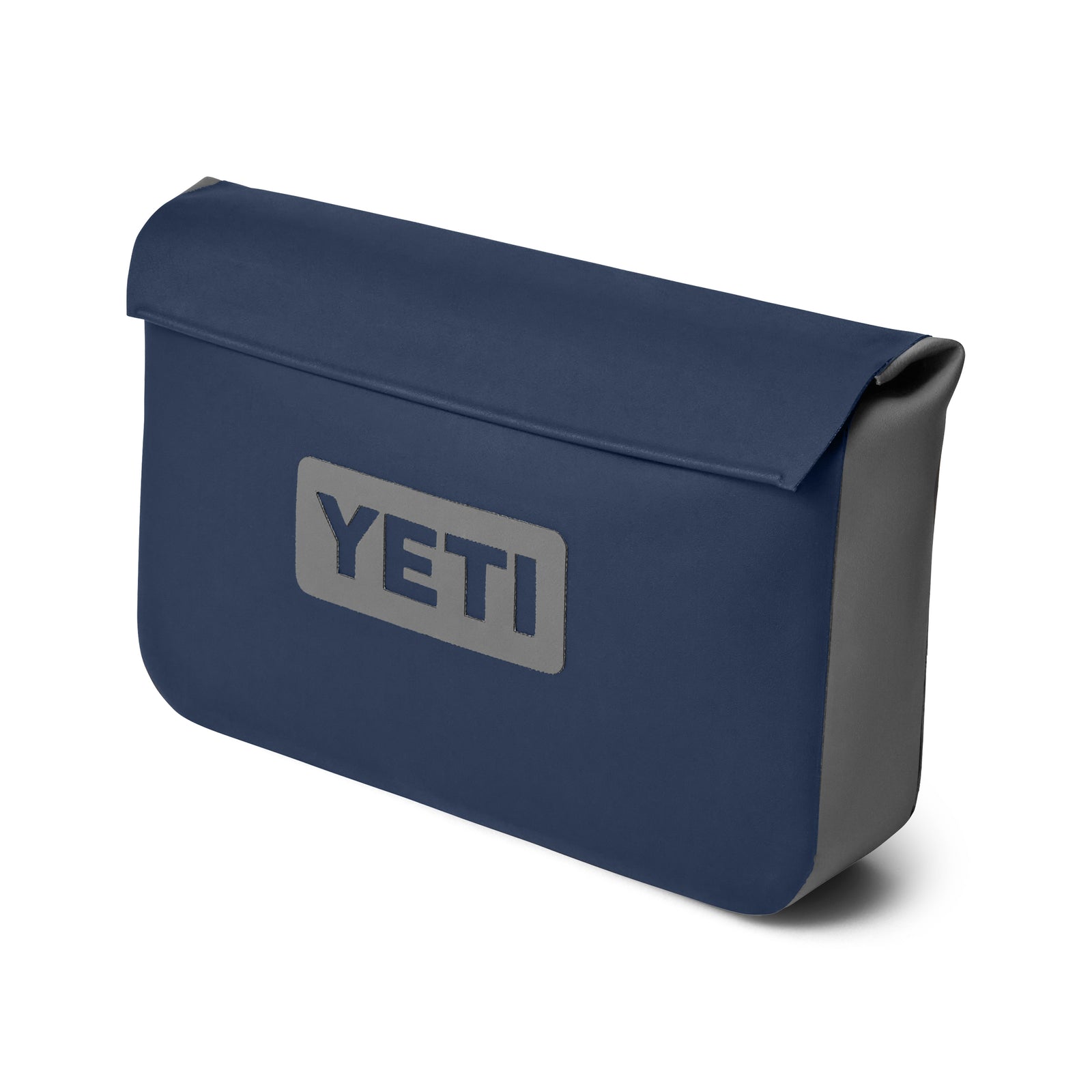 Die YETI® Zubehörtasche - Sidekick® 3L in Navy ist eine rechteckige, wasserdichte Zubehörtasche mit Klappverschluss und dem YETI-Logo auf der Vorderseite.