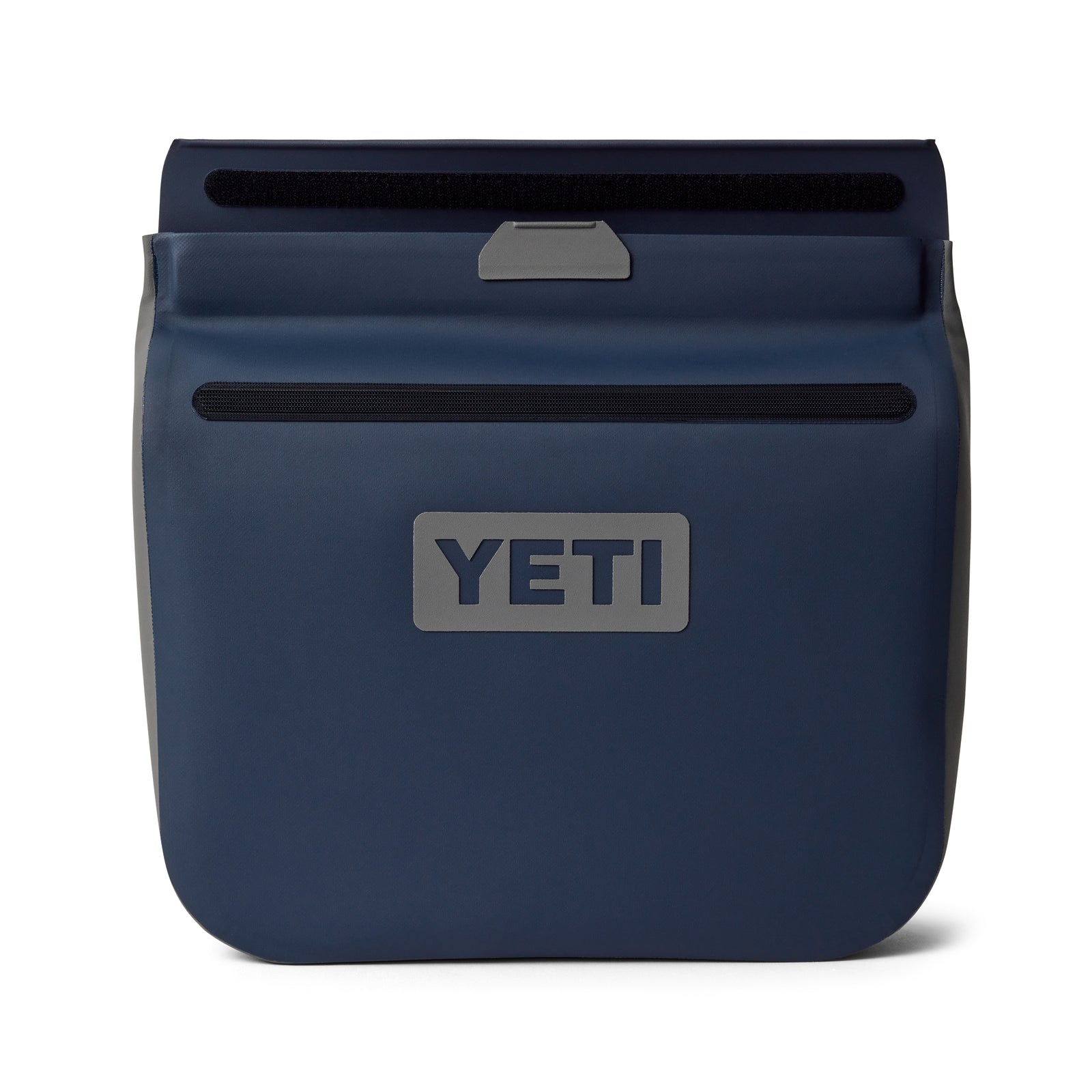 Die YETI® Zubehörtasche - Sidekick® 6L in Navy verfügt über das charakteristische graue YETI-Logo, zwei schwarze Reißverschlüsse und eine graue Zuglasche - ideal, um Ihre Outdoor-Ausrüstung sicher und trocken zu halten.