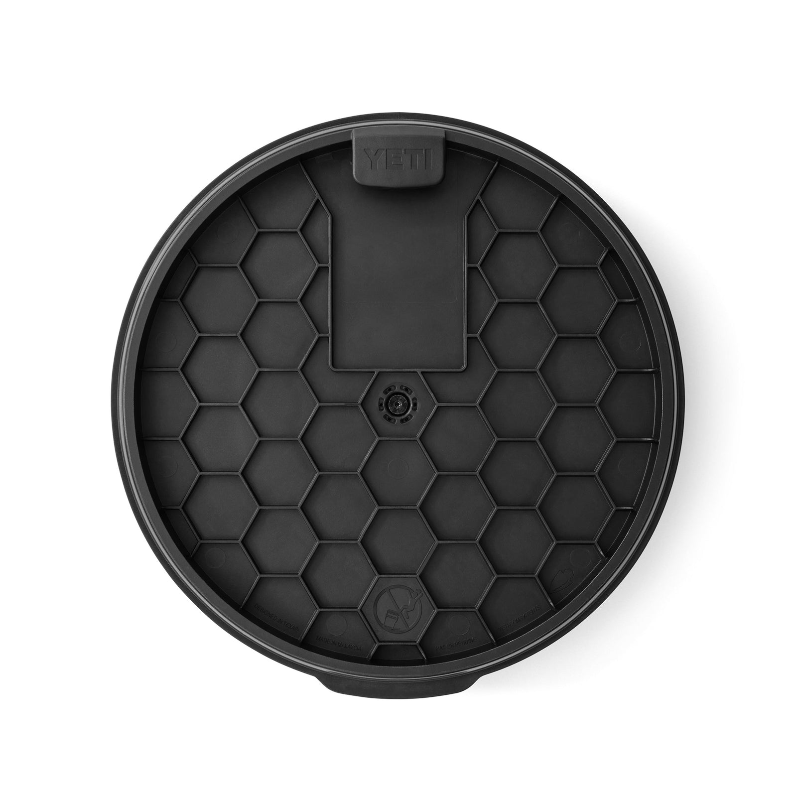 Ein schwarzer, runder Kunststoffdeckel mit Wabenmuster und einer YETI-Lasche, entworfen für den YETI® drehbaren Eimerhocker von YETI - perfekt als Outdoor-Sitz.
