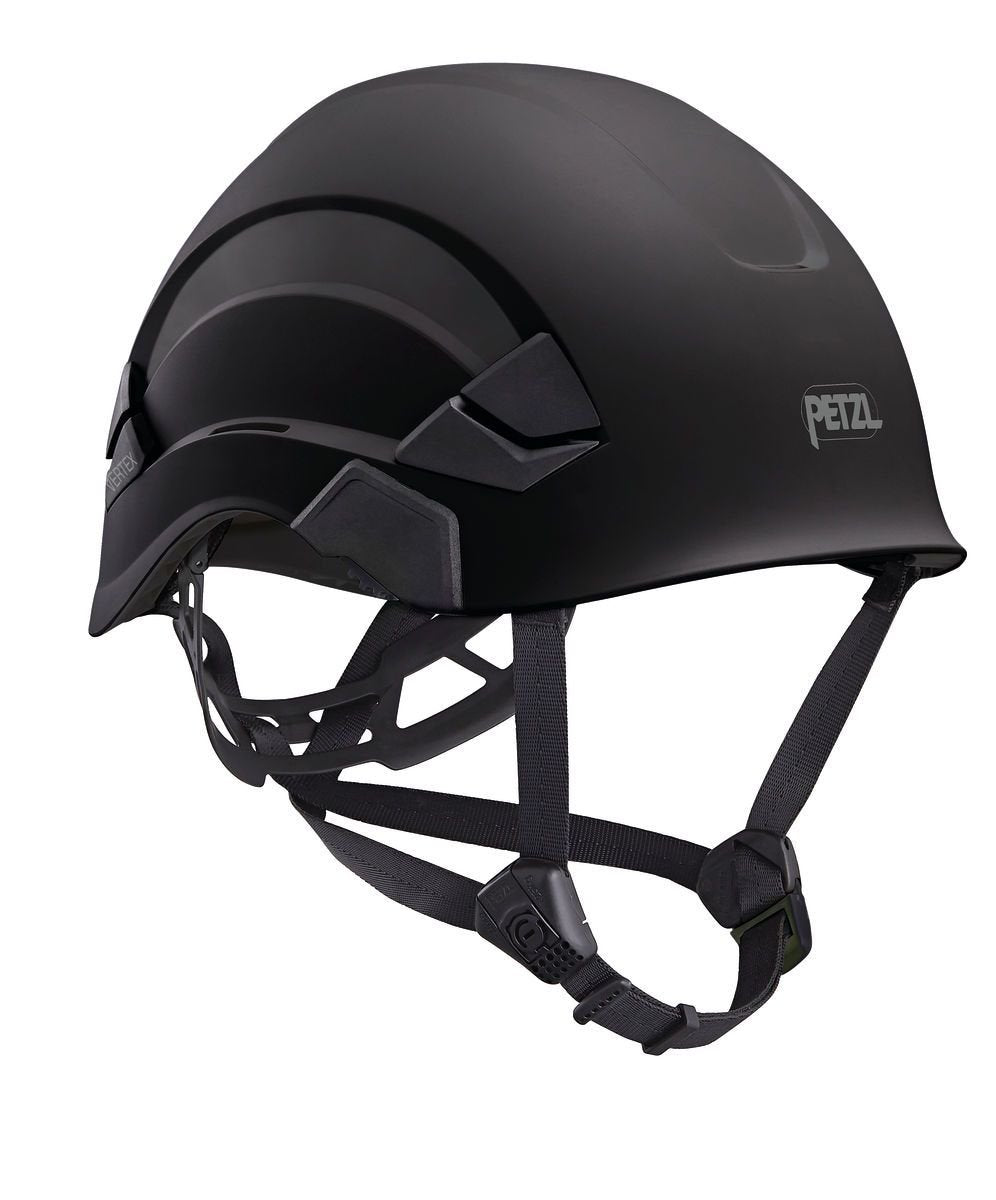 Der PETZL Schutzhelm Vertex in Schwarz verfügt über ein schlankes Design, verstellbare Kinnriemen und seitliche Belüftungsschlitze, die Sicherheit und Komfort für Profis gewährleisten. Abgebildet vor einem weißen Hintergrund.