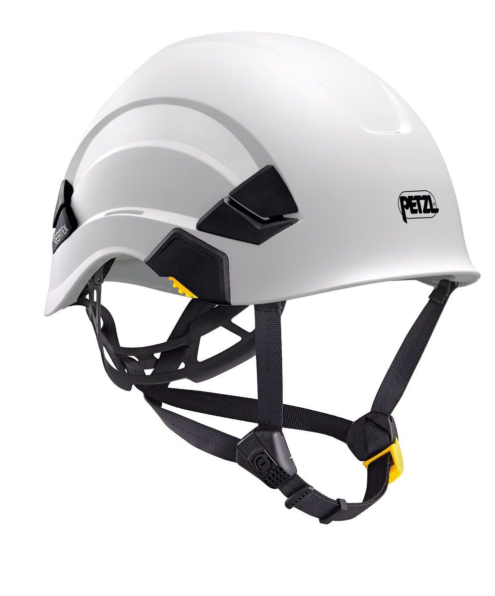 Der PETZL Schutzhelm Vertex in Weiß hat schwarze Kinnriemen, verstellbare Schnallen und einen gelben Clip auf weißem Hintergrund.