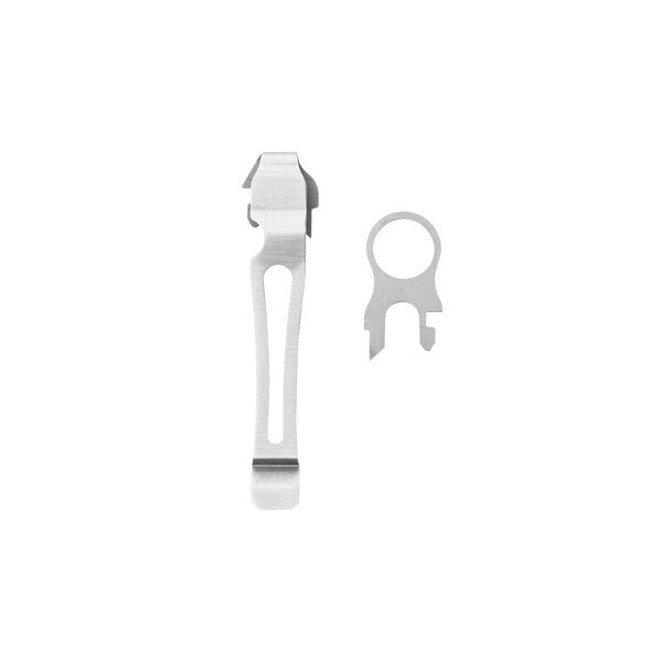 Ein silberner Metalltaschenclip und ein LEATHERMAN CHARGE PLUS Multitool, beide mit runder Öffnung und zwei Zinken, sind auf weißem Hintergrund abgebildet.