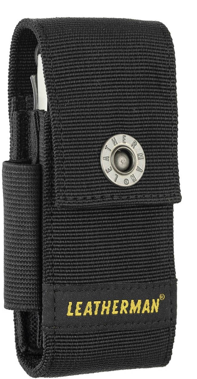 Ein schwarzes LEATHERMAN Nylon-Etui mit einem Druckknopf aus Metall, auf dem "LEATHERMAN" eingraviert ist, und einem gelben gestickten Logo auf der Unterseite, ideal für den Transport Ihres LEATHERMAN CHARGE PLUS Multitools.