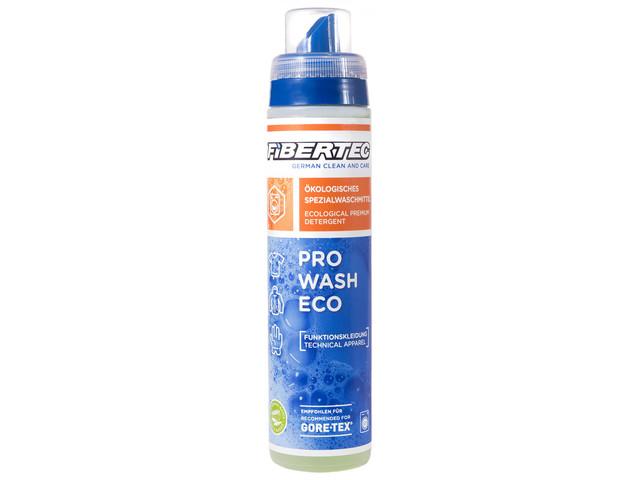 Eine 250-ml-Flasche FIBERTEC Fibertec Pro Wash Eco mit blauem Verschluss und Düse, blauer und oranger Beschriftung für Funktionskleidung und einem GORE-TEX Waschmittel-Zulassungslogo am Boden.