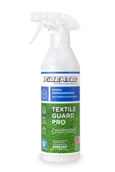 Die 500ml Sprühflasche FIBERTEC Textile Guard Pro schützt technische Bekleidung durch seine wasserabweisende Textilimprägnierung. Auf dem weiß-grünen Etikett befinden sich Anwendungssymbole und Produktangaben.