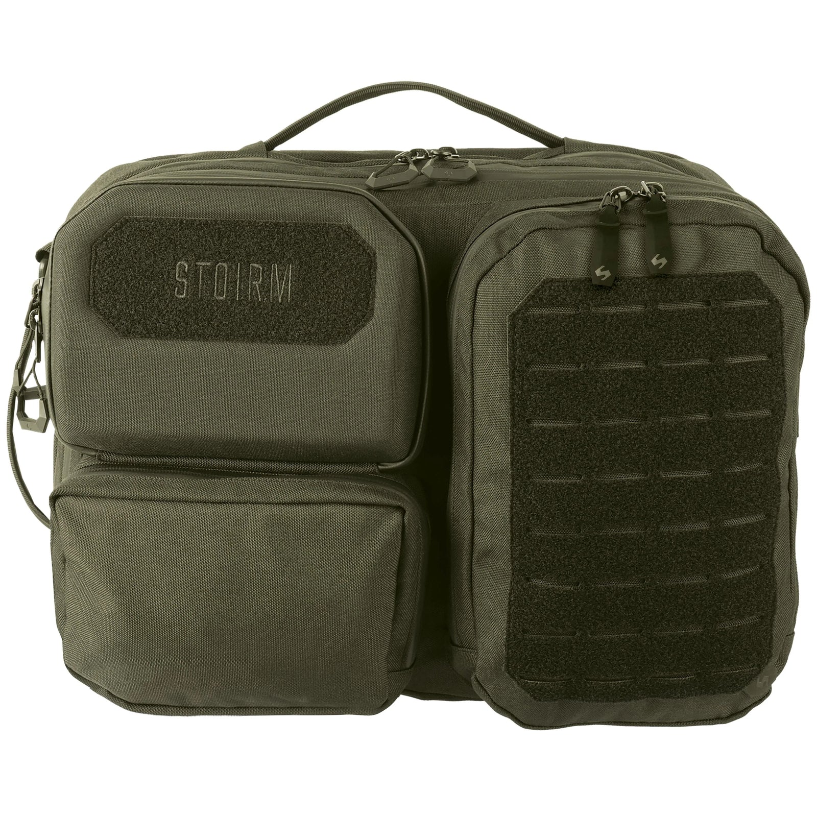 Die STOIRM Messenger Bag von STOIRM ist eine olivgrüne, wasserfeste Tasche im Militärstil mit mehreren Vordertaschen, schwarzen Klettverschlüssen, robusten Reißverschlüssen, einem Griff an der Oberseite und einem geräumigen 17-Zoll-Laptopfach.