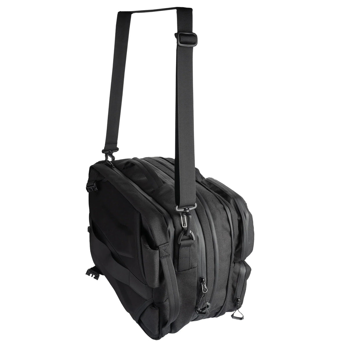 Die STOIRM Messenger Bag von STOIRM ist eine schwarze Tasche mit mehreren Fächern, einem 17-Zoll-Laptopfach, einem breiten, verstellbaren Schultergurt, mehreren Reißverschlusstaschen, wasserabweisendem Material und einem schlanken, modernen Design, das aufrecht steht.