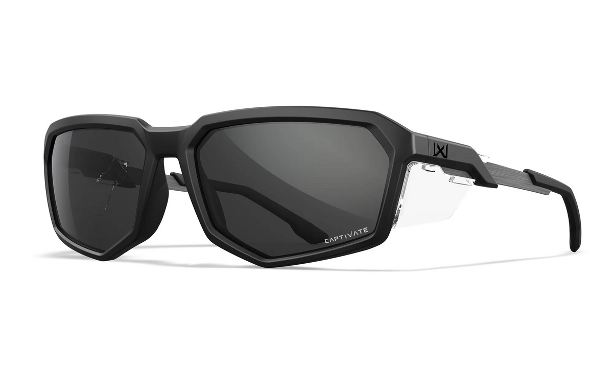 WILEY X Wiley X Sonnenbrille RECON: Schwarze rechteckige Wraparound-Sonnenbrille mit dickem Rahmen, dunklen Gläsern, Seitenschutz und Bügellogo - die ideale Outdoor-Sonnenbrille mit optionalen CAPTIVATE™ polarisierten Gläsern für mehr Klarheit.