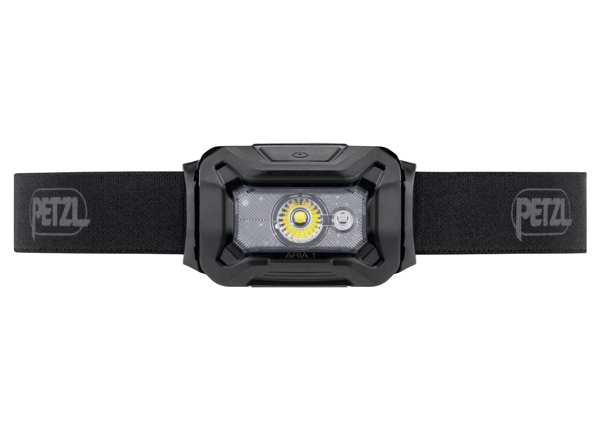 Die PETZL ARIA® 1 RGB-Stirnlampe in Schwarz verfügt über ein verstellbares Band, eine zentrale LED mit einer Lichtleistung von 350 Lumen und das PETZL-Logo auf beiden Seiten des Kopfbandes.