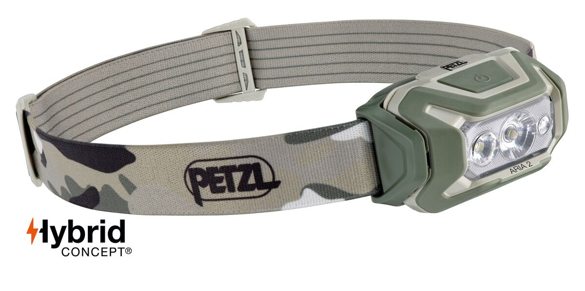 Die PETZL ARIA® 2 RGB Kopflampe verfügt über ein verstellbares Band mit Camouflage-Muster, drei LEDs, einen großen Einschaltknopf, ein grün-graues Gehäuse und liefert bis zu 450 Lumen. In der Ecke ist das Logo von Hybrid Concept zu sehen.