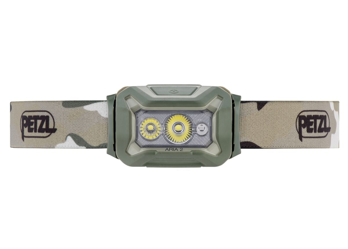 Die PETZL Kopflampe ARIA® 2 RGB ist eine grün-braune Stirnlampe mit verstellbarem Tarnmuster und zwei gelben LEDs auf der Vorderseite, die bis zu 450 Lumen Helligkeit liefert.