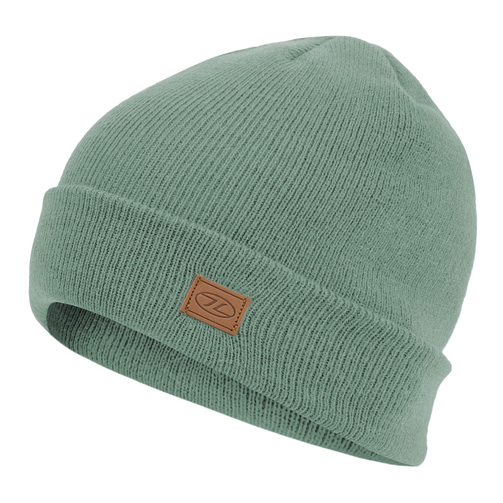 Die Highlander Strickmütze von HIGHLANDER OUTDOOR ist eine hellgrüne Strickmütze mit umgeschlagener Krempe und einem kleinen braunen rechteckigen Aufnäher mit minimalistischem Logo, perfekt als Strickmütze Winter.