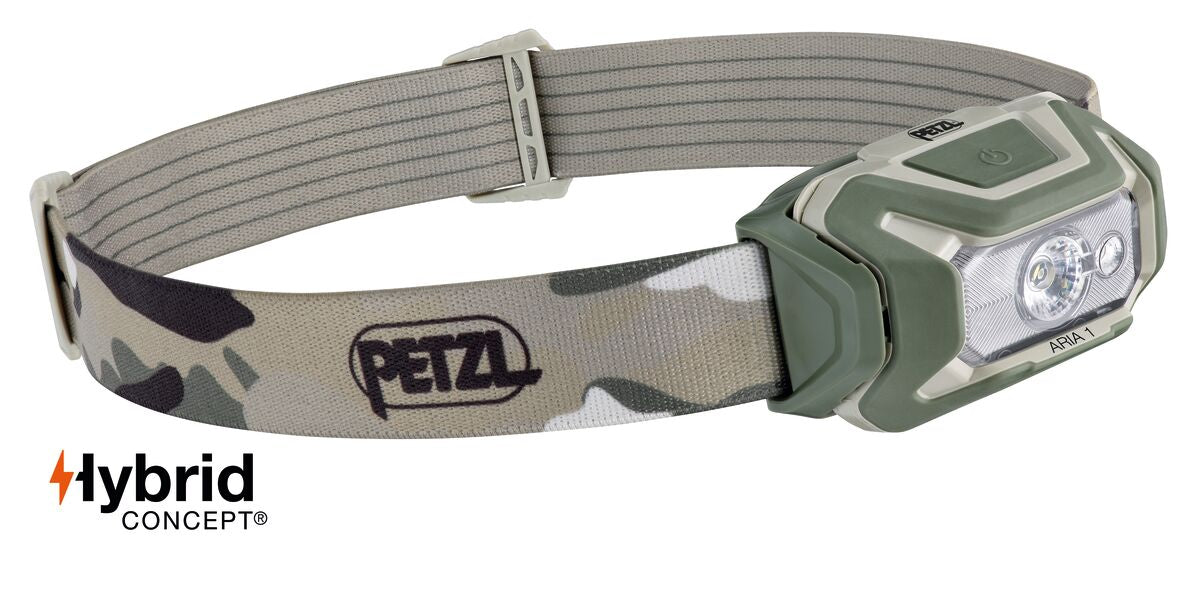 Die PETZL ARIA® 1 RGB-Stirnlampe verfügt über ein Tarnmuster, 350 Lumen Helligkeit, ein verstellbares Band, zwei LEDs und ist auf weißem Hintergrund mit dem Hybrid Concept-Logo in der unteren linken Ecke abgebildet.