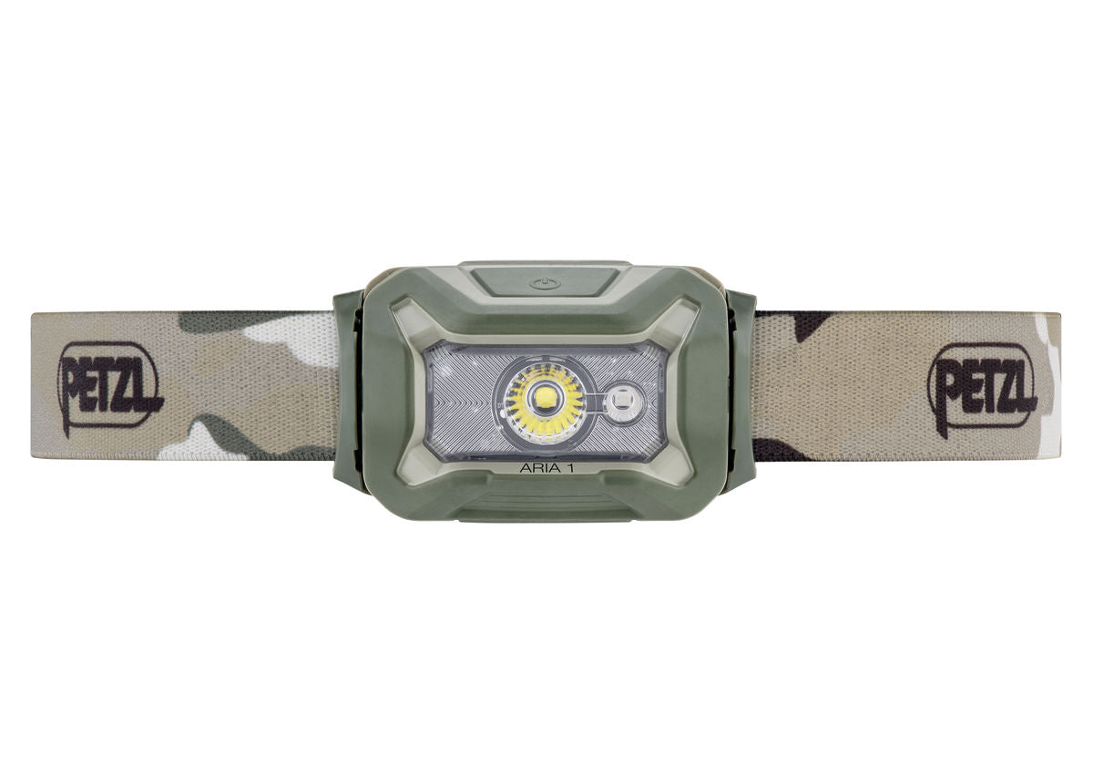 Die PETZL Stirnlampe ARIA® 1 RGB in olivgrün mit elastischem Camouflage-Kopfband und zentraler LED (350 Lumen), Einschaltknopf sichtbar, wird von vorne auf weißem Hintergrund gezeigt.