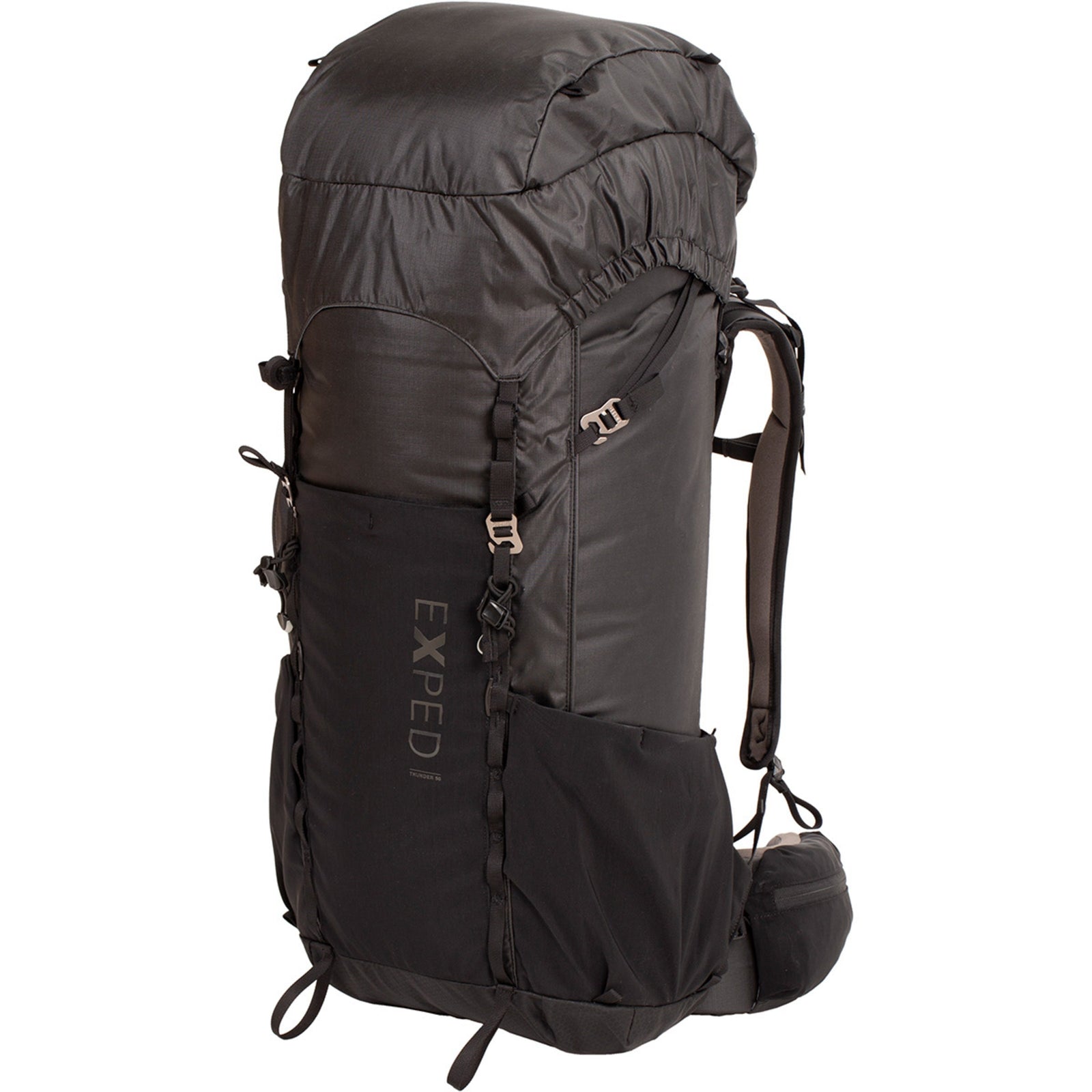 Der schwarze EXPED Rucksack Thunder 50 verfügt über gepolsterte Schultergurte, Front- und Seitentaschen, eine geräumige Deckelklappe - perfekt für Mehrtagestouren. EXPED ist vertikal auf der Vorderseite aufgedruckt.