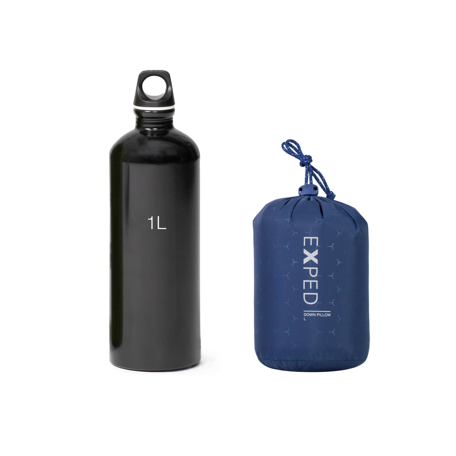 Eine schwarze 1-Liter-Metall-Wasserflasche steht neben einem blauen zylindrischen EXPED Kissen Down Pillow L Stuff Sack vor einem weißen Hintergrund.