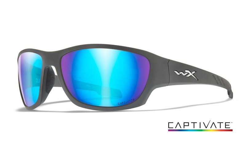 Eine sportliche schwarze WILEY X Sonnenbrille CLIMB mit Captivate Blue Mirror polarisierten Gläsern und einem wx-Logo auf dem Bügel, abgebildet auf einem weißen Hintergrund mit dem CAPTIVATE-Logo in der rechten unteren Ecke.