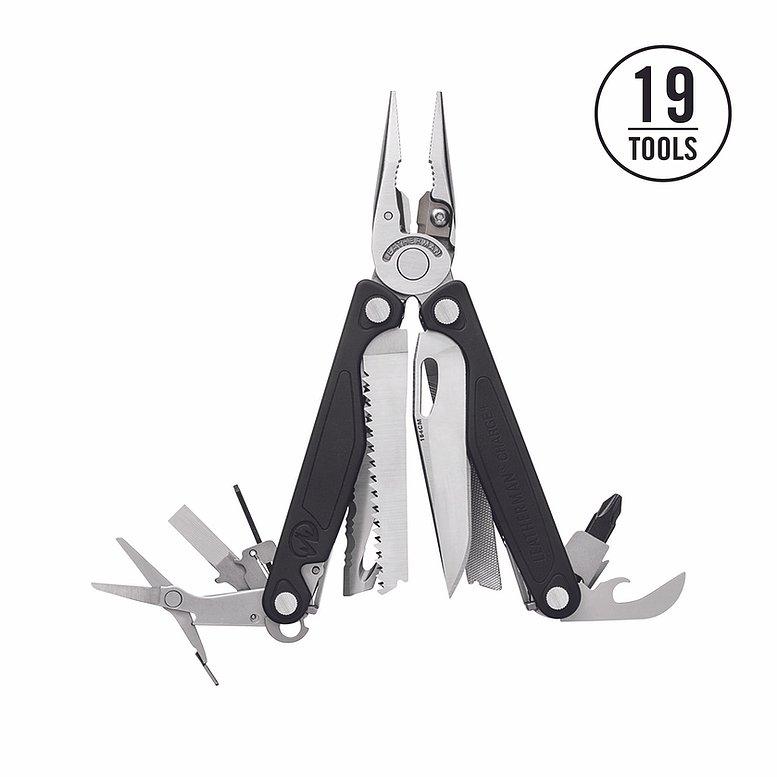 Das LEATHERMAN CHARGE PLUS Multitool mit schwarzen Griffen ist geöffnet und zeigt Zangen, Messer, Scheren, eine Säge, Schraubenzieher und mehr. Ein Kreis oben rechts hebt "19 Werkzeuge" in fetter schwarzer Schrift hervor.