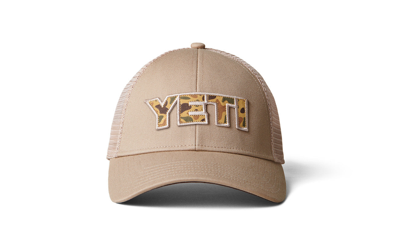 Die YETI® Camo Logo Badge Trucker Cap verfügt über Mesh-Einsätze auf der Rückseite, ein auffälliges Camo-Patch-Logo und wird aus recycelten Fischernetzen hergestellt, um Nachhaltigkeit zu gewährleisten.