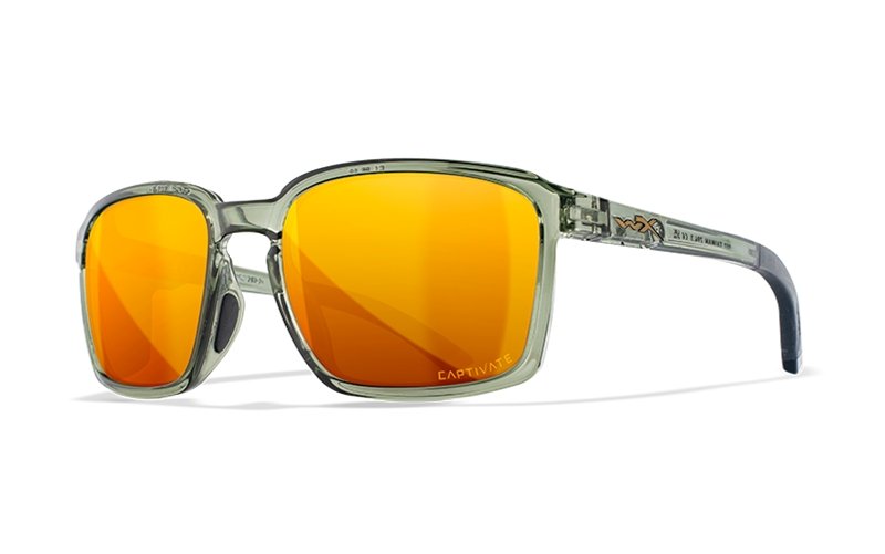 Die Wiley X Sonnenbrille ALFA von WILEY X hat einen transparenten grünen, quadratischen Rahmen, polarisierten Gläsern mit leuchtend oranger Verspiegelung und schwarzen Bügeln mit "WX" Logo sowie "CAPTIVATE" Schriftzug auf einem Glas.