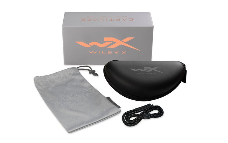 Eine WILEY X Markenbox, ein graues Etui, ein schwarzes Hartschalenetui mit Reißverschluss und eine schwarze Kordel sind auf weißem Hintergrund abgebildet - ideales Zubehör für Ihre Wiley X Sonnenbrille ALFA mit abnehmbarem Seitenschutz.