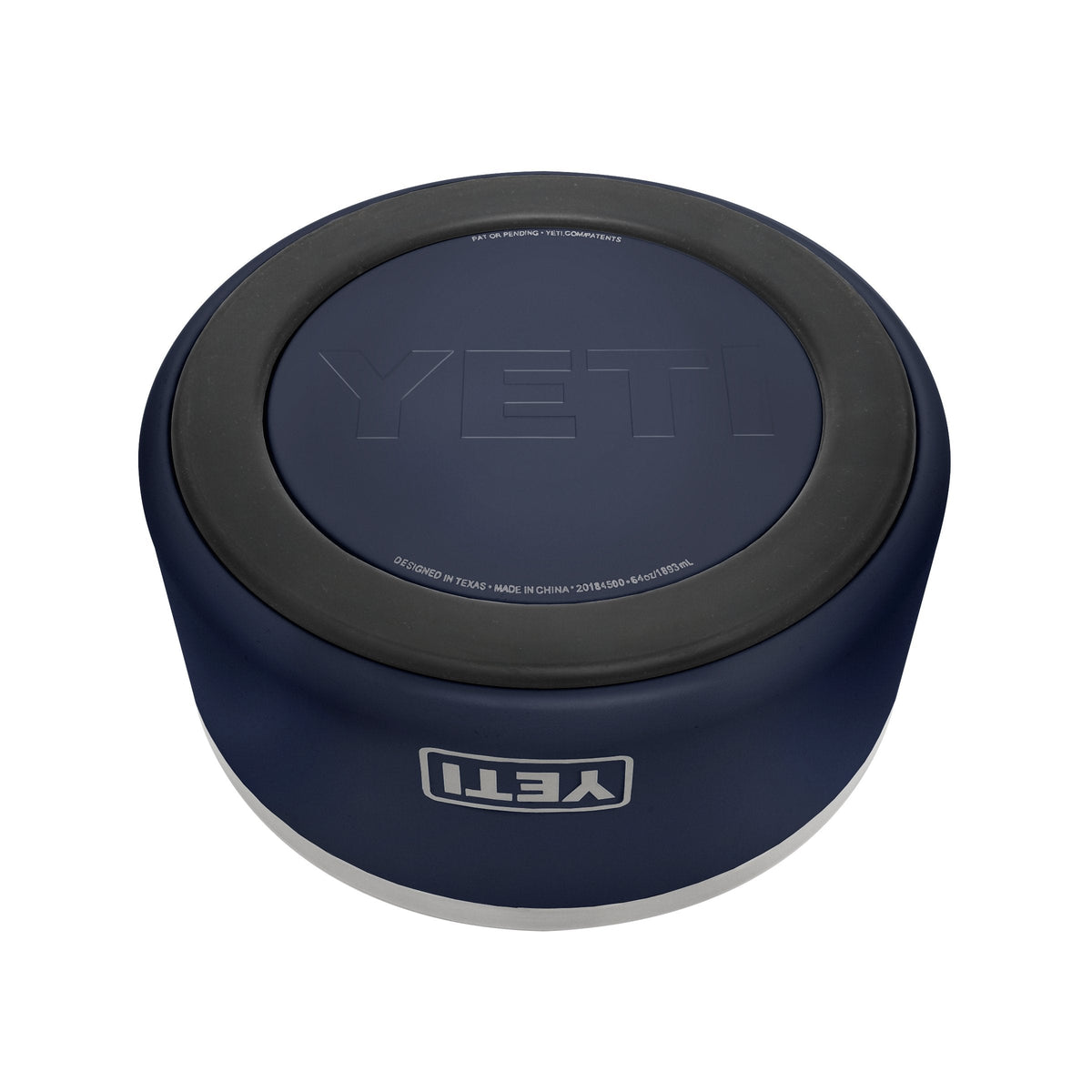 Der YETI® Hundenapf Boomer™ 8 - Navy, ein runder Hundenapf aus Edelstahl von YETI, ist auf dem Kopf stehend auf weißem Hintergrund abgebildet, auf dessen rundem Gummiboden "YETI" eingeprägt ist.