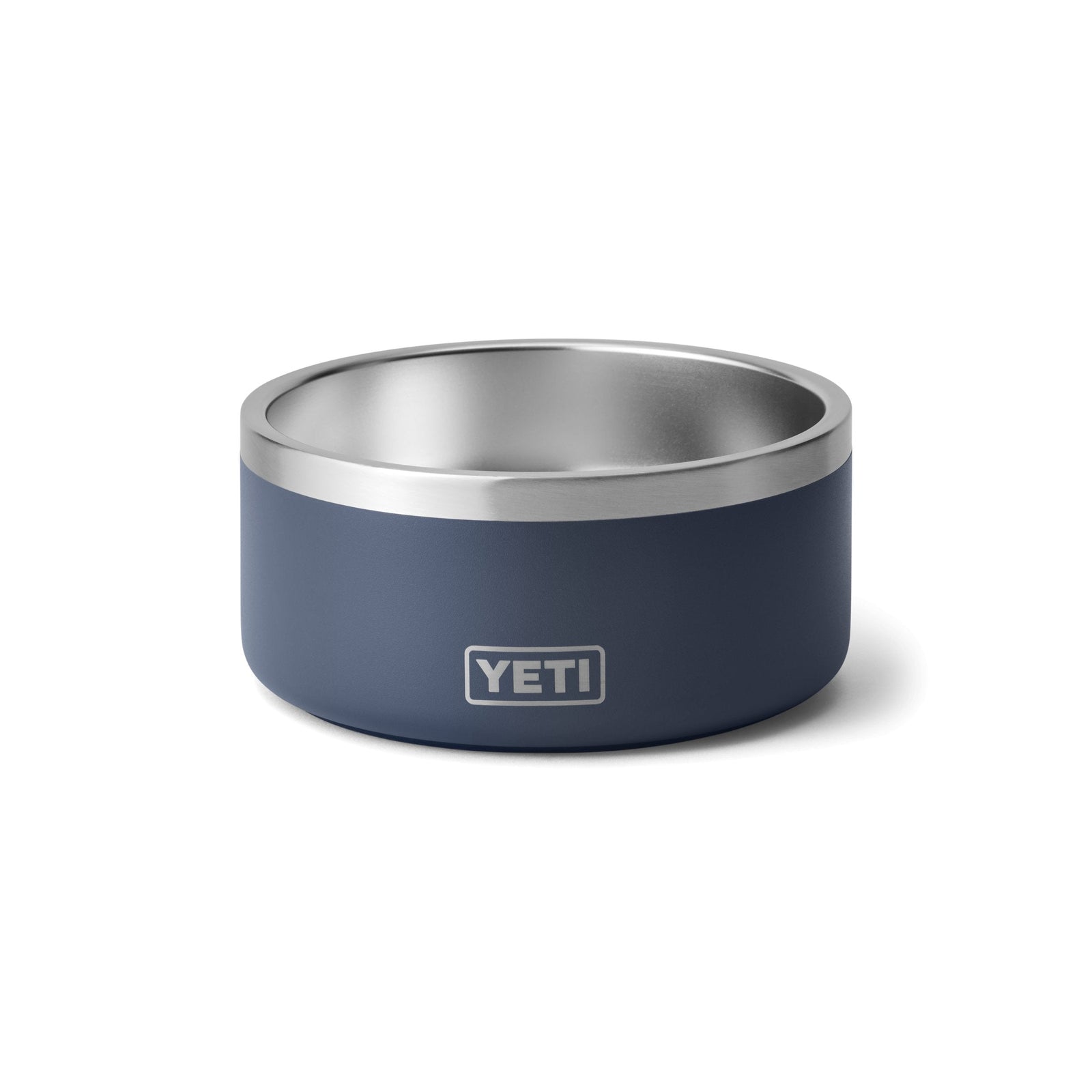 Ein blauer und silberner YETI® Hundenapf Boomer™ 4 - Navy von YETI ist auf einem weißen Hintergrund mit einem rutschfesten Boden und dem YETI-Logo auf der Vorderseite abgebildet.
